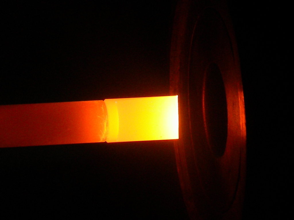 Immagine termografica della prova nella galleria ipersonica Spes dellUniversità di Napoli di un leading edge in materiale Uhtc